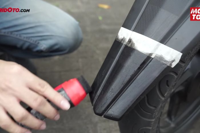 Cara bikin bodi motor hitam mengkilap pakai semir sepatu