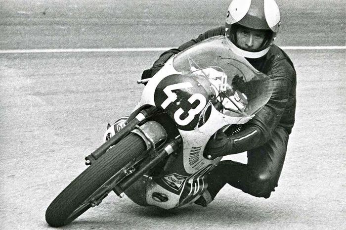 Jarno Saarinen, pembalap pelopor teknik knee down