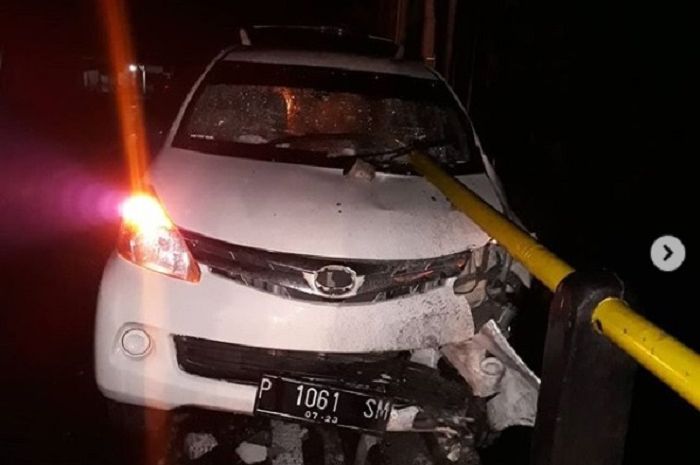 Kecelakaan Daihatsu Xenia tabrak payal jembatan