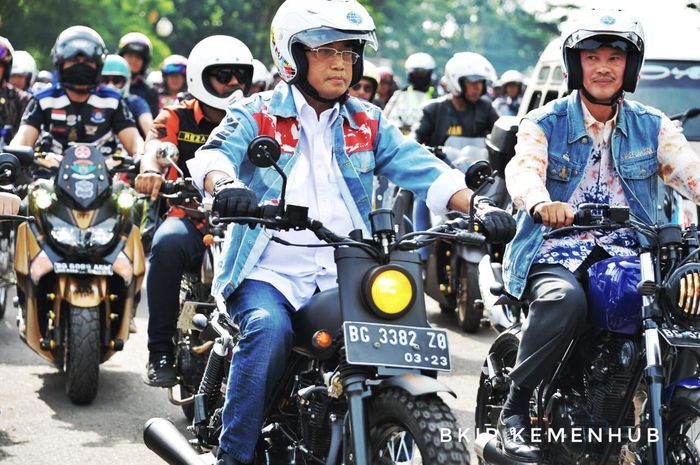 Menteri Perhubungan RI Budi Karya Sumadi saat riding bersama komunitas di Palembang