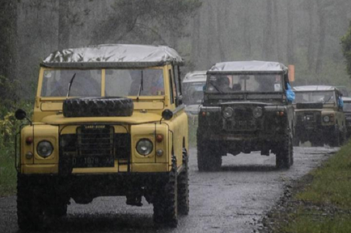 Land Rover klasik siap menjelajah Hutan Sukawarna di kawasan Lembang, Bandung