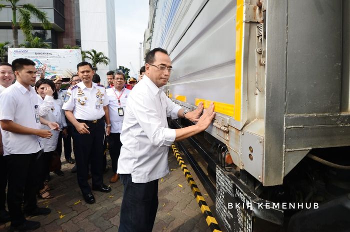 Menteri Perhubungan Budi Karya Sumadi saat pasang Fluorescent sticker