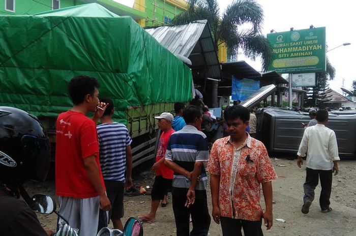 Truk hantam parkiran rumah sakit di Bumiayu, Brebes