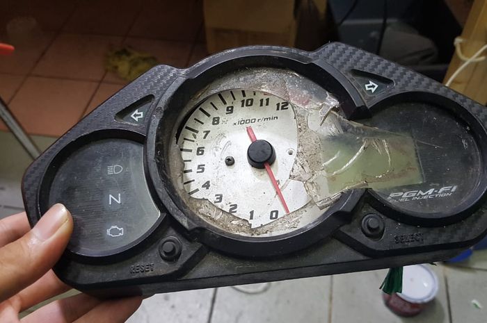 Ilustrasi kerusakan pada panel indikator sepeda motor