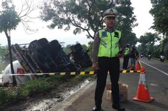 Kecelakaan Truk Tangki LPG Terguling Masuk Sawah