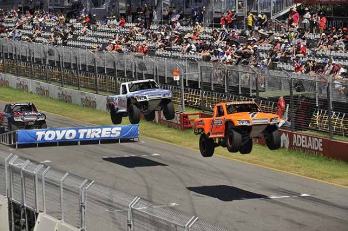 Stadium Super Truck Yang Menyajikan Aksi Truck Terbang Di Benua Amerika