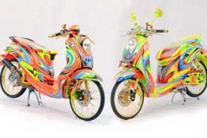 Honda Scoopy &amp; Yamaha Fino, Pasutri Nakal