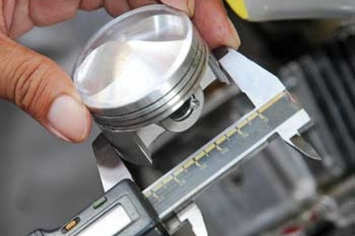 Nih, Trik Pasang Piston Baru di Balap Tanpa Ngancing!