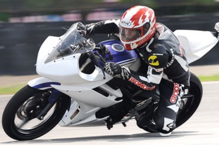 Test Ride Yamaha R15 Versi Balap, Lebih Kencang Tenaga Beda 7 dk!