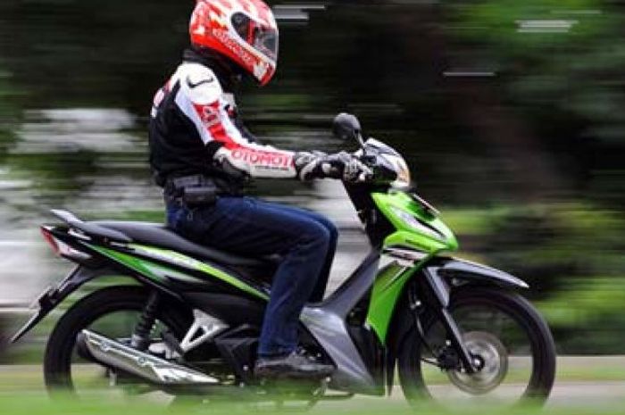 Test Ride Honda Revo FI, BBM Irit Handling Ringan!