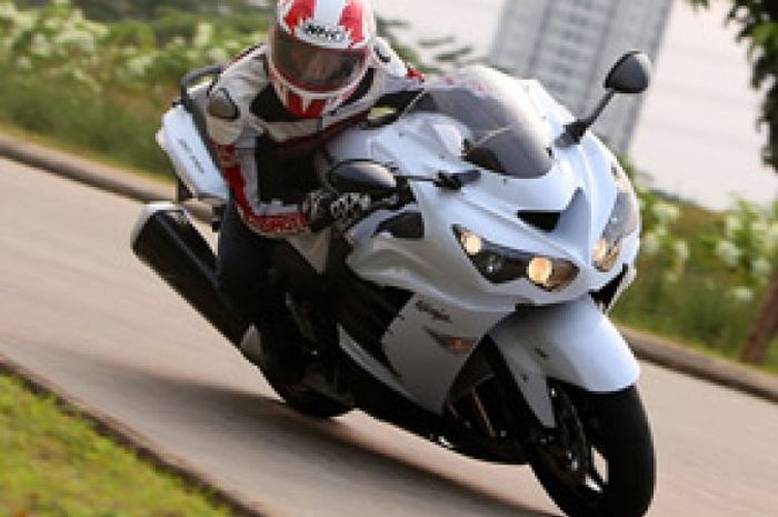 Test Ride Kawasaki Ninja ZX-14R ABS, Super Fast!