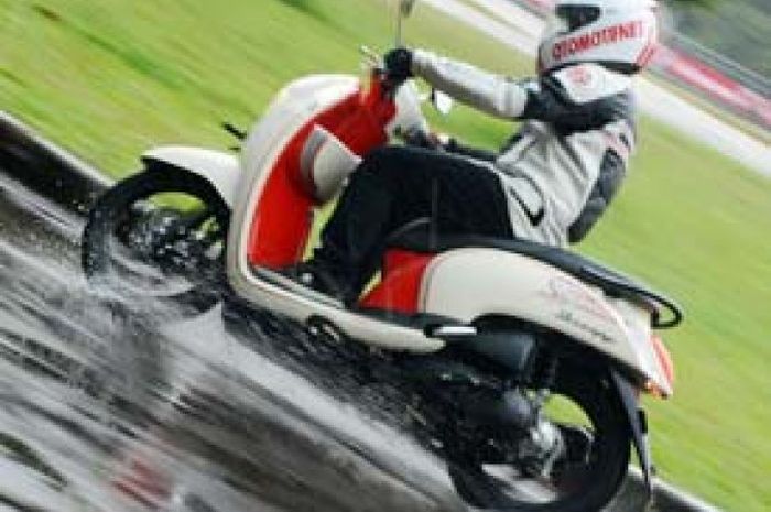 First Ride Honda New Scoopy FI, Mirip Naik BeAT FI Setang Tinggi