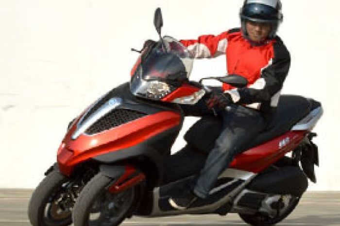 First Ride Piaggio MP3 Yourban 125, Kerja Roda Depannya Unik!