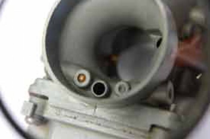 Bersihkan Lubang di Karburator, Tinggal Rojok!