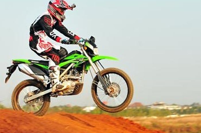Test Ride Kawasaki KLX 150BF SE, Tanah dan Aspal Oke!