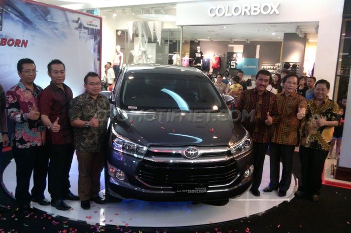Jajaran pimpinan Nasmoco Group saat launching All New Toyota Kijang Innova