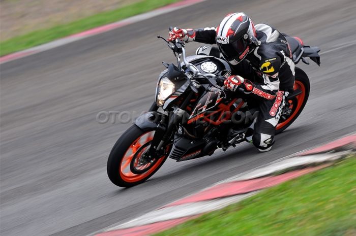 Test Ride KTM Duke 250