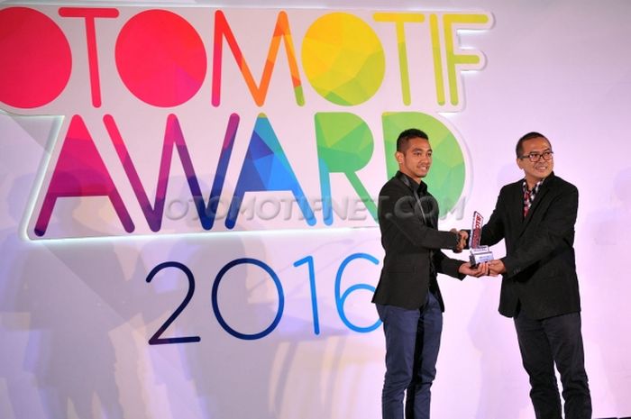 Yudhistira saat menerima piala OTOMOTIF Award 