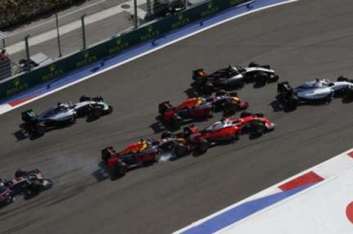 Tayangan dari udara menunjukkan aksi Daniil Kvyat yang menyeruduk mobil Sebastian Vettel