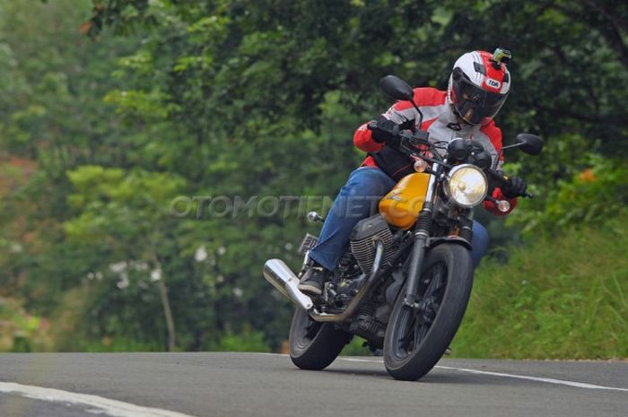 Test Ride Moto Guzzi V7 II Stone