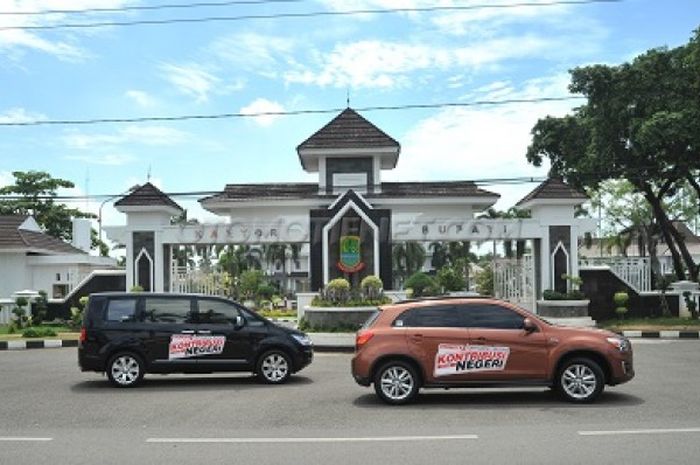 Tim KUN 2016 di depan kantor Bupati Kabupaten Karawang 