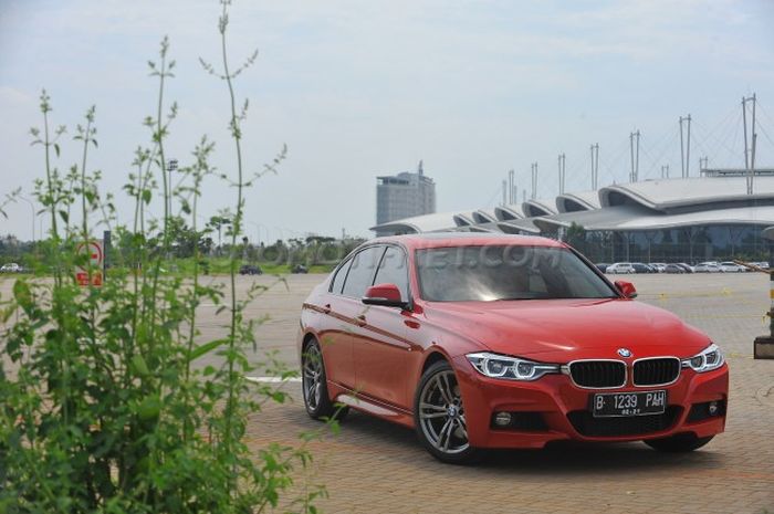 Dengan tampang masih relatif sama dengan pre-facelift, ini beberapa titik perbedaan BMW Seri 3 LCI
