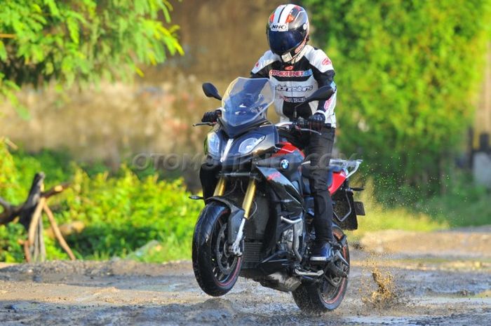 Test Ride BMW S 1000 XR