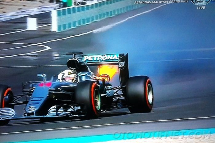 Mesin mobil Lewis Hamilton yang meleduk di GP Malaysia, akibat ada masalah pada metal jalan