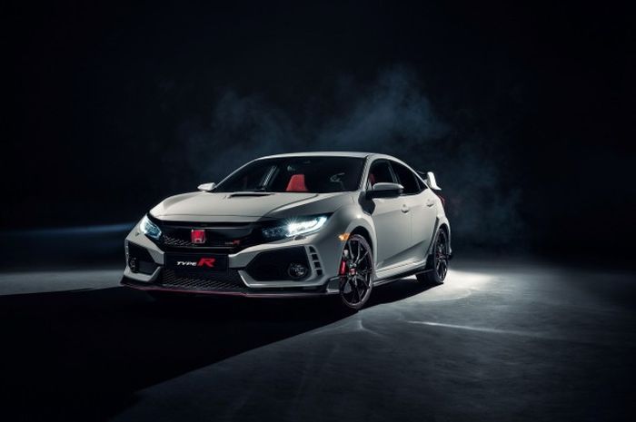 Tampilan mengintimidasi, tenaga 316 dk dari mesin 2.0 L VTEC Turbo, hingga mode +R akan membuat Honda Civic Type R versi produksi ini menjadi hot hatch impian yang bisa dibeli &lsquo;kaum normal&rsquo;