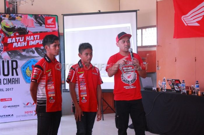 HDC Tour Cimahi 2017 dengan pembicara (kiri ke kanan) Anggi Permana, Mario S.A, dan Sugeng Budiarto dari AHM