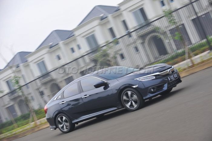 Honda Civic Turbo memiliki fitur Brake Hold sehingga tidak perlu terus-terusan menahan pedal rem untuk tetap menjaga mobil berhenti