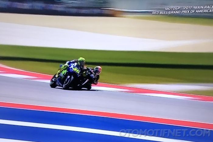 Valentino Rossi terlibat duel jarak dekat dengan Johann Zarco dari tim Yamaha Tech3 dalam perebutan posisi ketiga