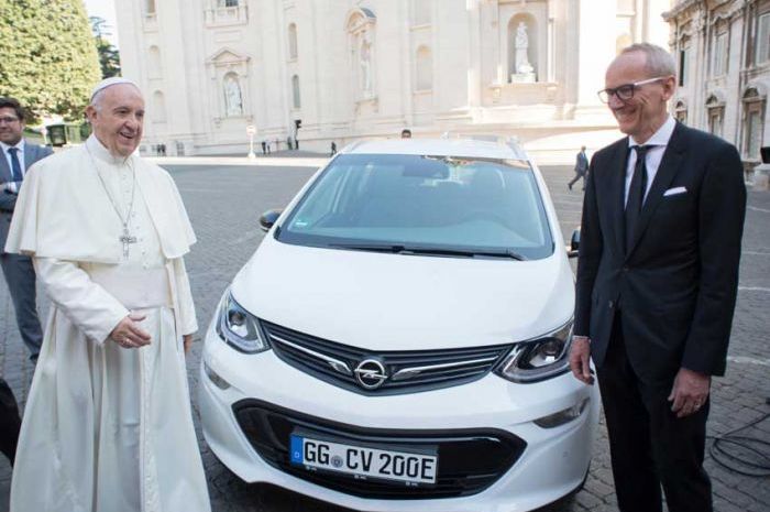 Opel Ampera-e menjadi kendaraan listrik perdana yang mendukung kota Vatikan bebas emisi gas buang knalpot