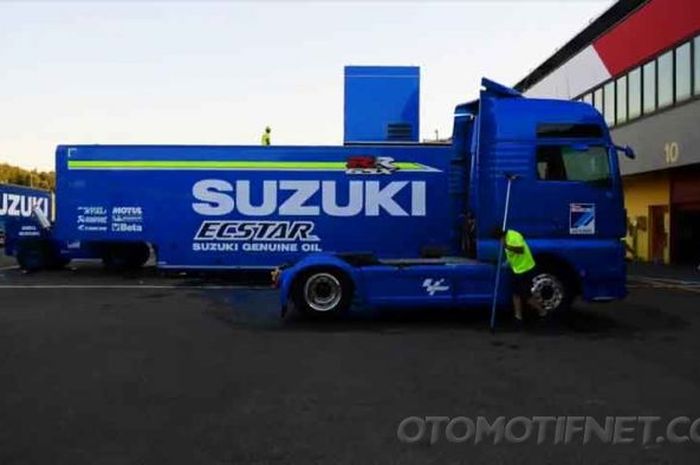 Kru tim Suzuki MotoGP memerlukan waktu hingga 5 jam untuk mendirikan motorhome dari kontainer truk