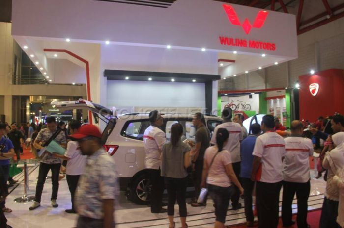 Pengunjung booth Wuling banyak yang menanyakan unit test drive