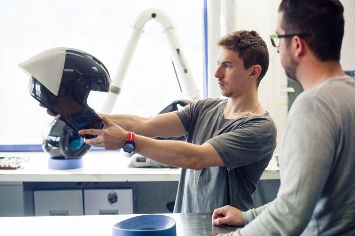 Jorge Lorenzo mengunjungi markas Shark Helmets untuk memberi masukan terhadap helm yang dipakainya