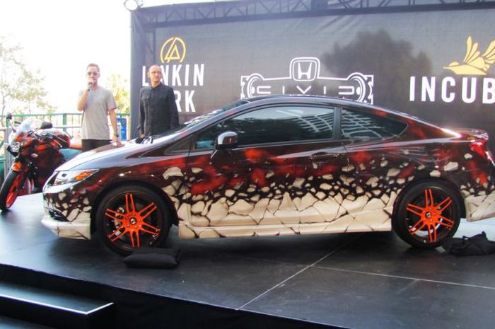 Chester Bennington (kanan) dan Mike Shinoda saat memperkenalkan desain modifikasi Honda Civic Coupe Si yang terinspirasi dari cover album Linkin Park pada 2012