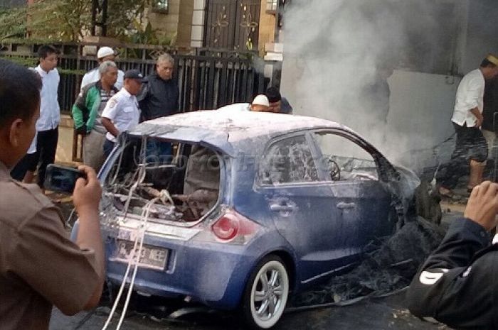 Honda Brio terbakar dalam kondisi mesin mati 