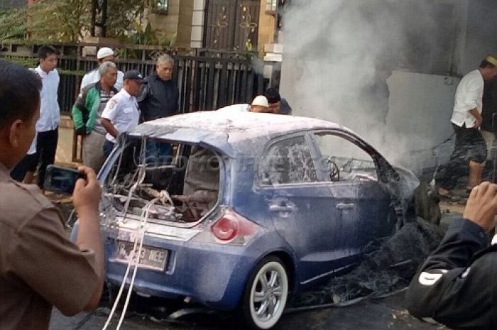 Honda Brio terbakar dalam kondisi mesin mati 