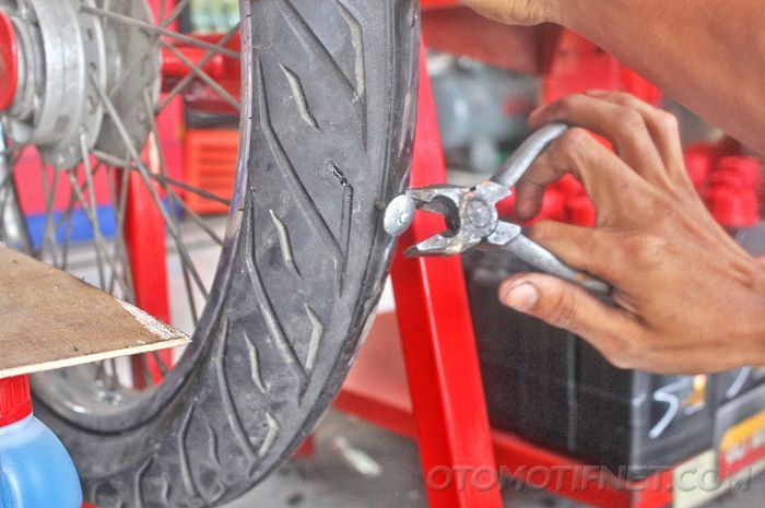 Foto ilustrasi ban bocor