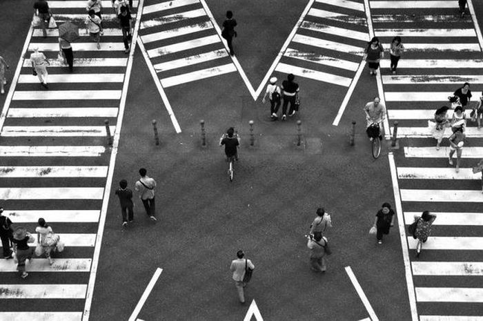 Ilustrasi: Orang-orang melintas di tempat penyeberangan jalan di Fukuoka, Jepang, tanpa diganggu oleh kendaraan