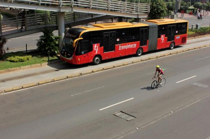 Bus transjakarta.