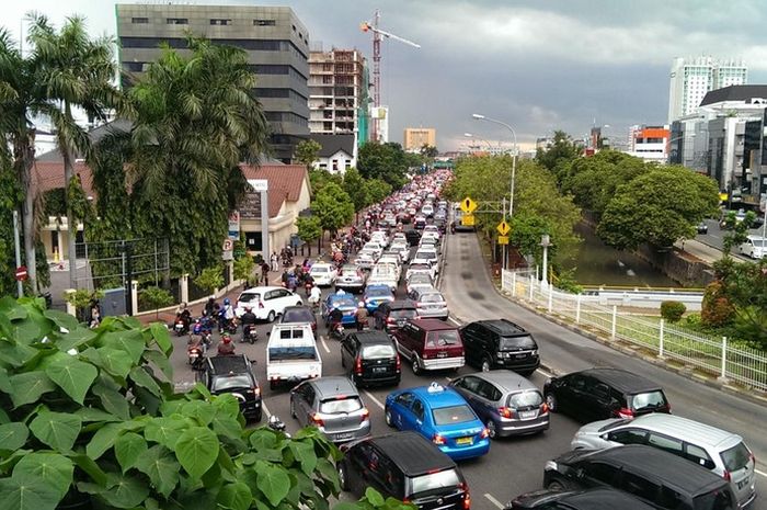 Kemacetan Jakarta dari jembatan penyeberangan Juanda.