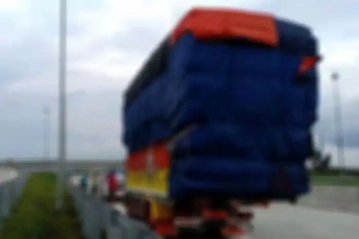 Truk ODOL ditilang Polisi di jalan tol