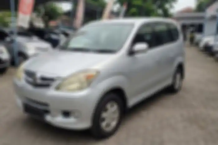 Mobil bekas Daihatsu Xenia 2004