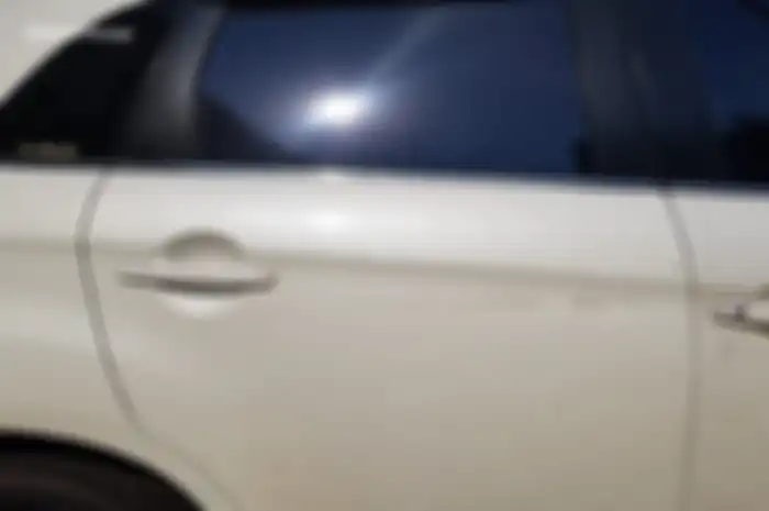 Ilustrasi Mobil Putih Mengalami Yellowing