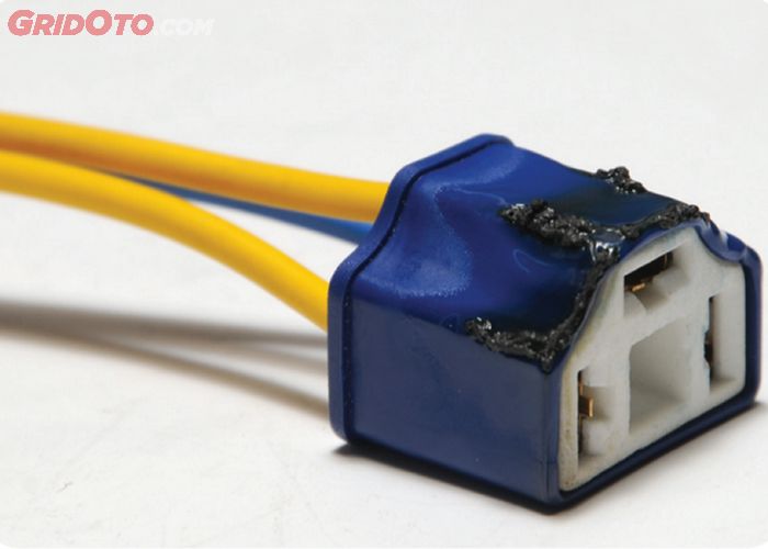Pasang Soket Lampu Utama Mobil Asal Asalan Ternyata Ini Akibatnya Gridoto Com