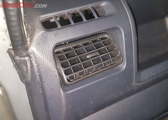 Cara Mengusir Gerombolan Semut Nakal Yang Ada Di Kabin Mobil Gridoto Com Cara Mengusir Gerombolan Semut Nakal Yang Ada Di Kabin Mobil Gridoto Com