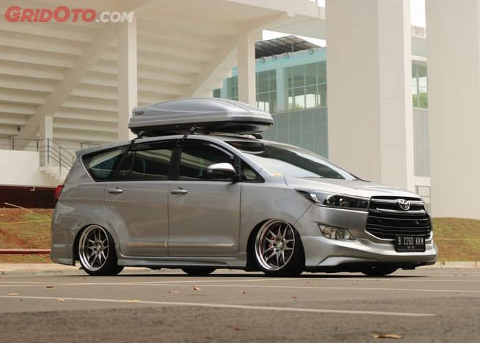 Wallpaper Mobil Innova