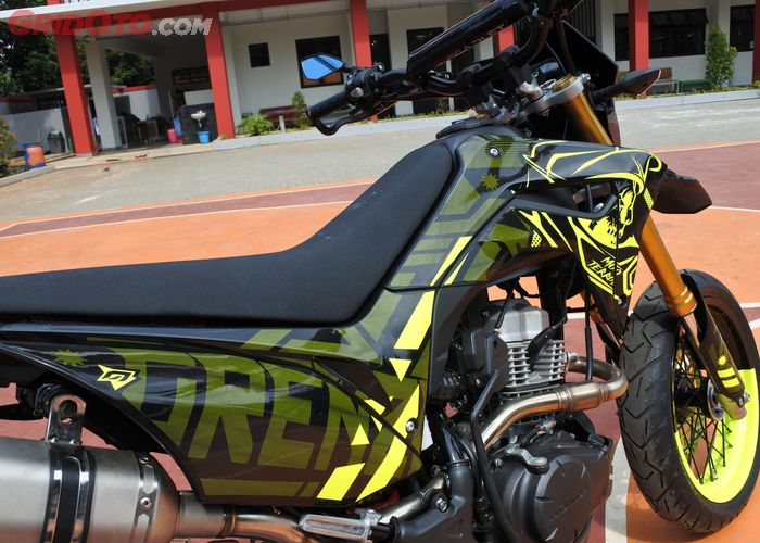 Pasang Decal Sticker Di Supermoto Bisa Request Desain Dan Warna Juga Gridoto Com